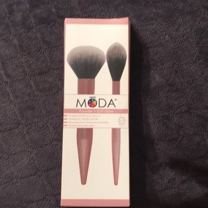 Powder and highlighter brushes